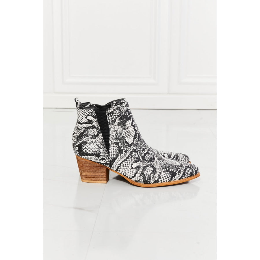 MMShoes Back At It Point Toe Bootie in Snakeskin