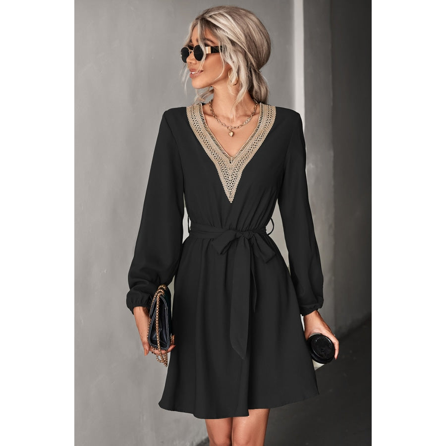 Contrast V-Neck Belted Dress Black / S