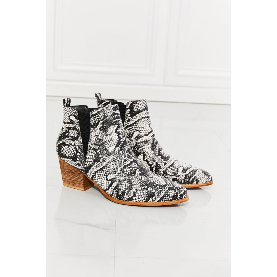 MMShoes Back At It Point Toe Bootie in Snakeskin