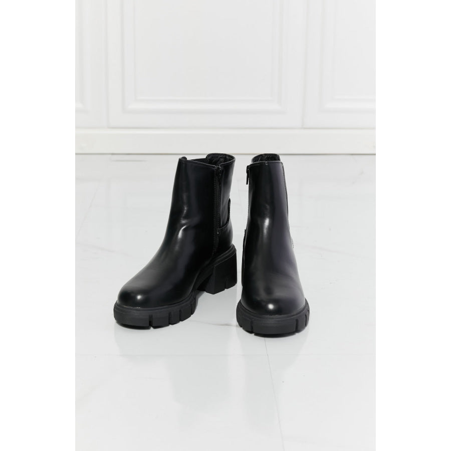 MMShoes What It Takes Lug Sole Chelsea Boots in Black footwear