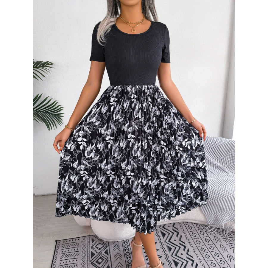 Printed Round Neck Pleated Dress Black / S