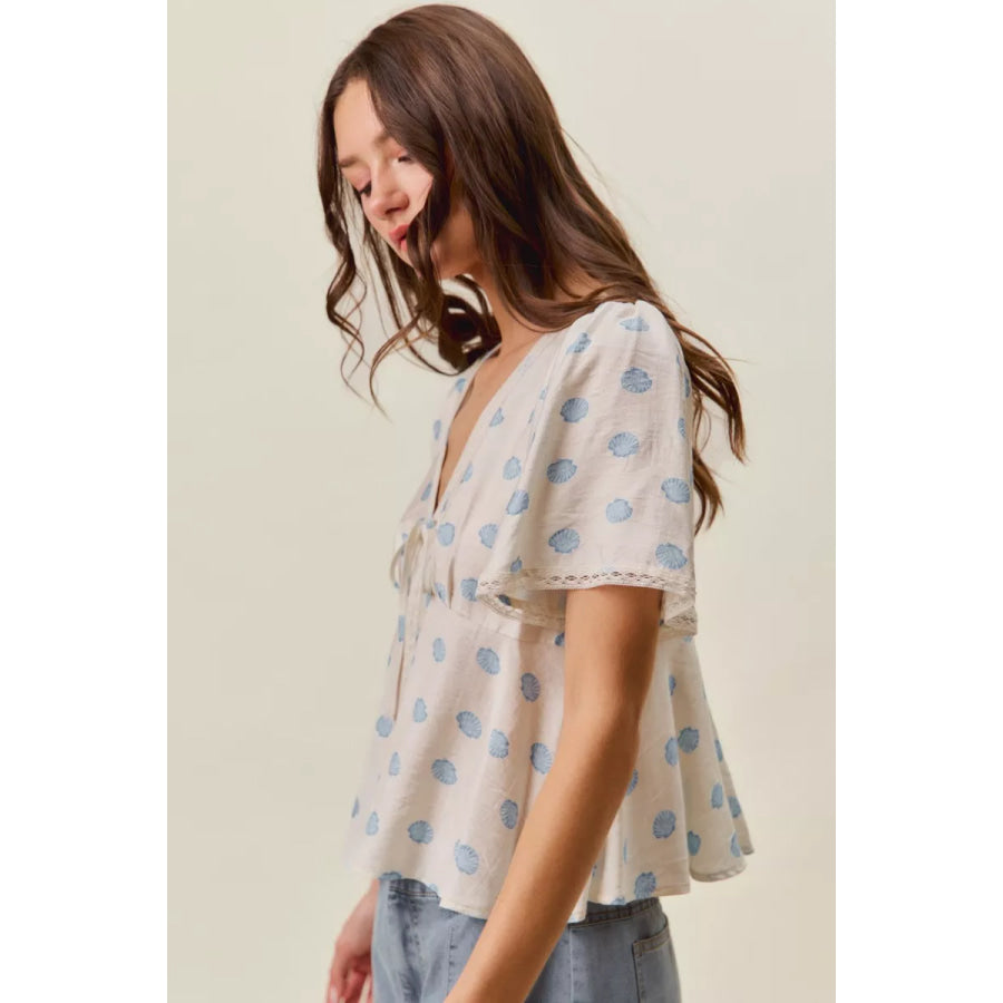 SO ME Shell Print Tie Front Flutter Sleeves Blouse Top Apparel and Accessories