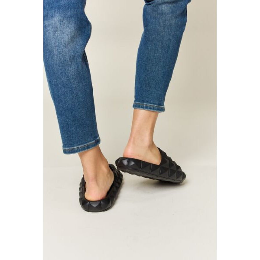 WILD DIVA Pyramid Stud Toe Band Footbed Sandals Black / 6 Apparel and Accessories